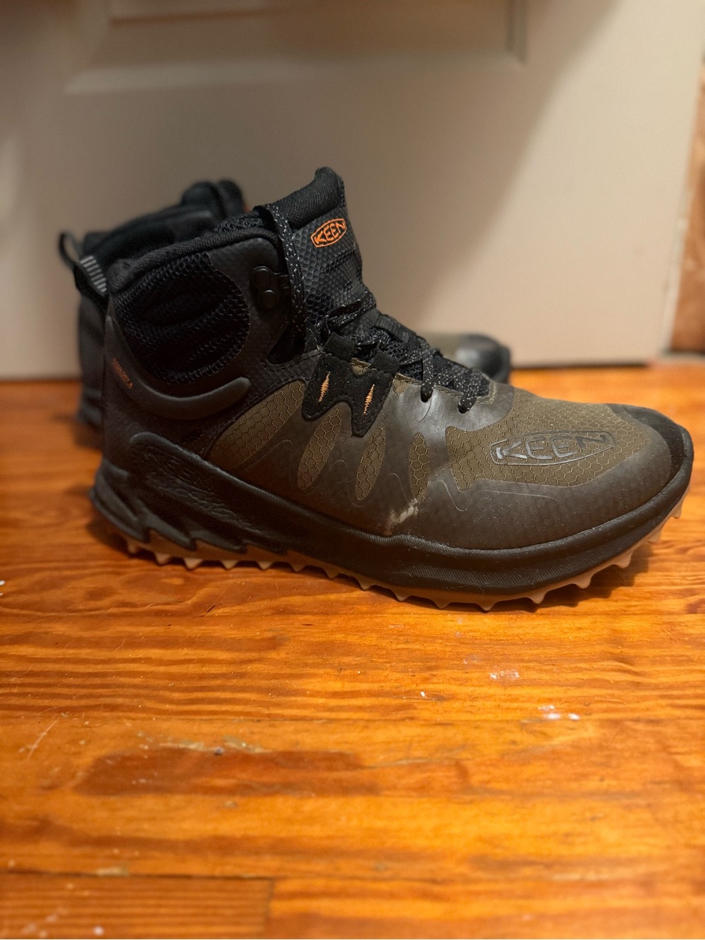 Keen Men's Olive Green and Black Trail Boots - Picture 3 of 9